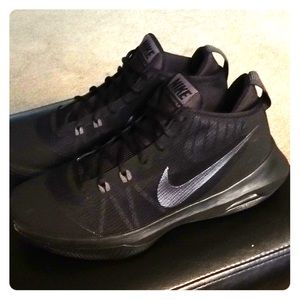 Nike Air Versitile; black/silver; size 10